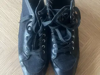 Sorte sneakers fra Sneaky Steve