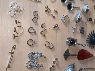 Diverse smykker og ure
