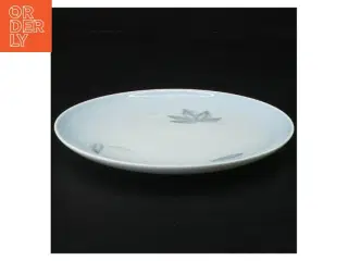 Lyseblå porcelænstallerken med bladmotiv fra Bing Og Grøndahl Løvfald (str. 18 x 18 cm)