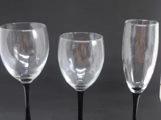 Luminarc vinglas med sort stilk/fod