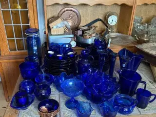 🟦 Stort mørkeblåt glasstel + retro plastbeholdere