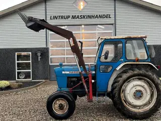 Ford 4000 Y med frontlæsser monteret på
