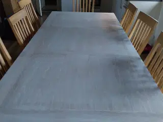 Massivt spisebord med 8 stole og 2 plader sælges