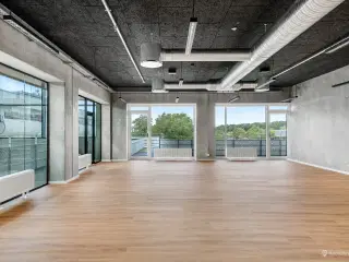 Lyst og åbent kontor på 2. sal i World Trade Center