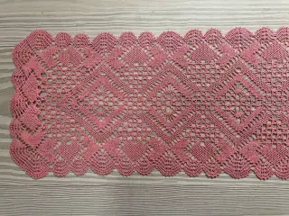 Kniplet Bordløber eller Festremse.