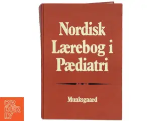 Nordisk Lærebog i Pædiatri af &lt;Navne på forfattere vises ikke på forsiden.< (Bog) fra Munksgaard