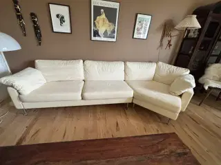 Flot sofa i råhvid .