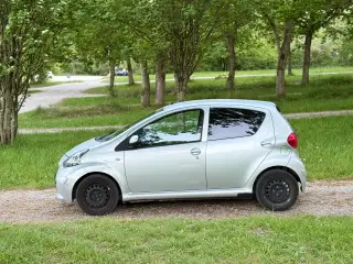 Automatgear. Nysynet Aygo med sædevarme 