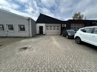 Velegnet produktionslokale med højloft til leje i Storkøbenhavn.
