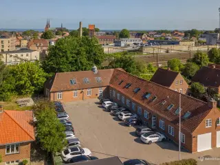 Unikt og indbydende kontorlejemål i flotte arkitektoniske rammer