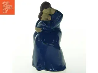 Keramikfigur af to omfavnende personer fra JIE (str. 19 cm)