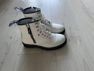 Hvid herre støvle fra dr. Martens