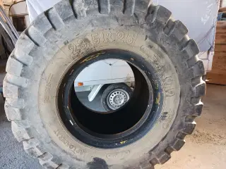 Gummiged dæk 23,5 * 25