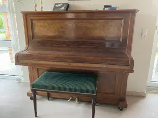 Klaver incl bænk bortgives