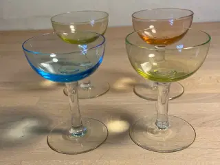 4 stk likørskåle i farvet glas