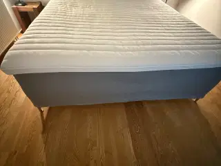 Dobbeltseng med sengegavl og topmadras