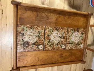 Teak bord med kakler og på hjul