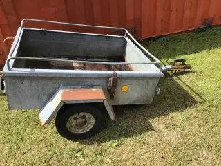Lille trailer med låg og nr plade