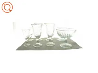 Forskellige glasskåle på fod (str. HØ: 23x17)