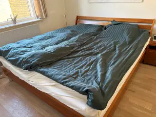 Dobbeltseng med sengeborde