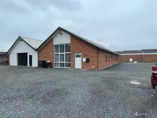 Velbeliggende kontor / lager med facade til ringvej.