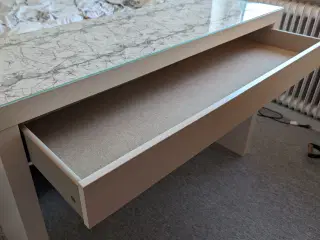 Ikea sminkebord med marmor print og glasplade 