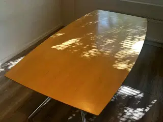 Spisebord i massivt træ