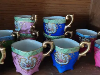 Små farverige kopper
