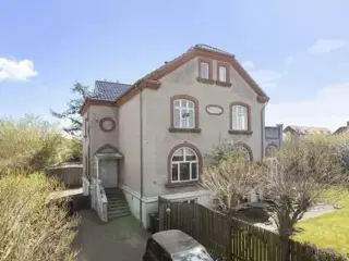 Flot lys stor villa lejlighed med smukke rum.