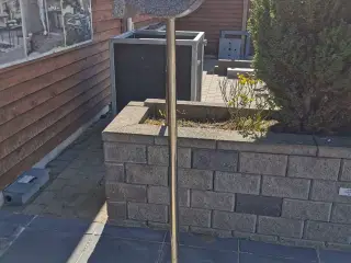 Fuglefoderhus i granit med stålfod
