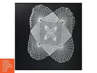 Hæklet dug (str. 33x30 cm)