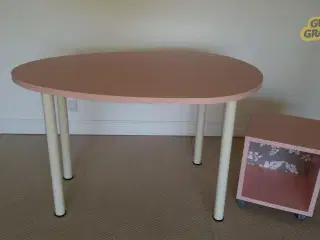 IKEA pigeskrivebord med bogreol.