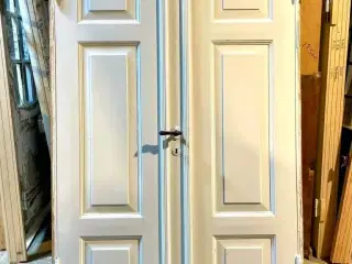 Lav, original dobbeltdør m. smukke fyldninger