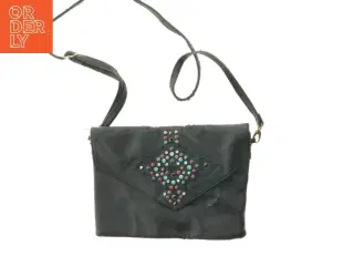 Sort skuldertaske med nitter fra Divided (str. 29 cm)