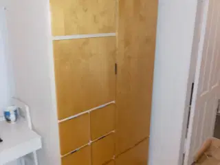 Flot og praktisk garderobeskab sælges billigt