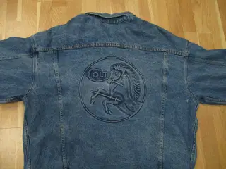 Denimjaskke med præget Colt logo på ryggen