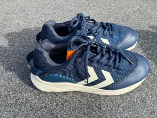 Nærmest ubrugte Hummel sko til indendørs idræt str