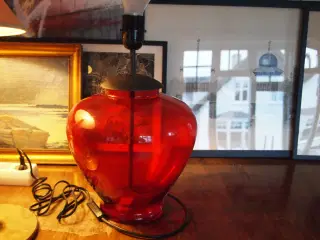 Bordlampe i rødt glas