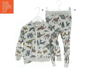 Børnetøj med dinosaurprint fra Name It (str. 92)