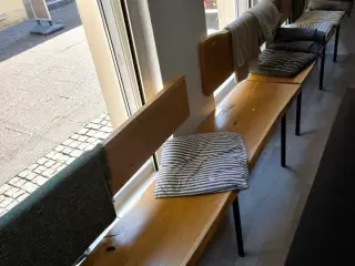 Bænke med puder og tæpper