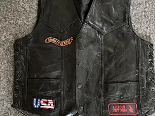 Lædervest med påsyede mærker