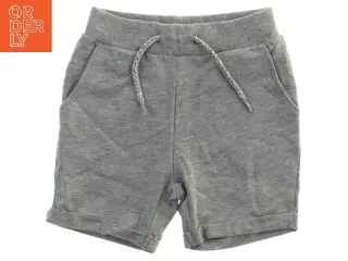 Grå Shorts fra Basic needs (str. 98)