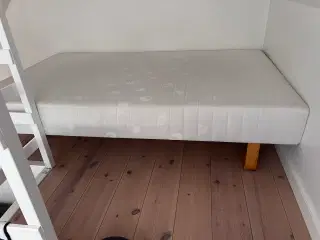 Boxmadras 120 cm med meder i fyrretræ