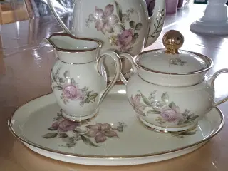 Sæt med kaffekande, fløde kande, sukkerskål, fad.