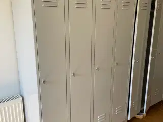 Mandskabsskab 4 lågers m/ nøgler