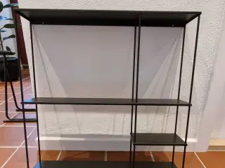 Sortlakeret væghylde 