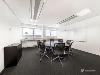Præsentabelt kontor med højt til himlen