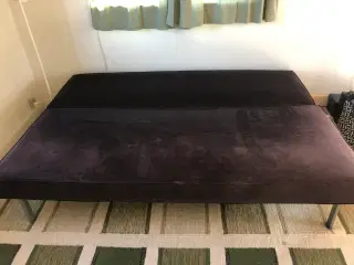 Sort sovesofa gives væk