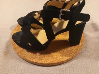 Sorte højhælede sandaler