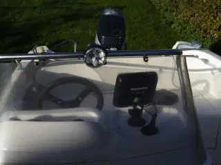 Styrepultbåd BELLA 490R